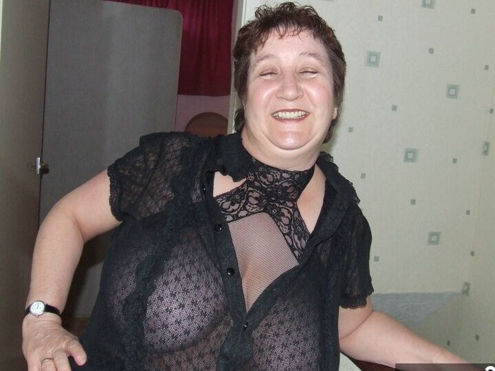 20P Mulher madura e rechonchuda Kinky Carol fica nua com meias e botas acima do joelho