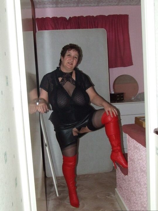 20P Mulher madura e rechonchuda Kinky Carol fica nua com meias e botas acima do joelho