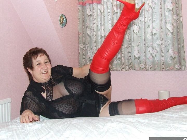 20P Mulher madura e rechonchuda Kinky Carol fica nua com meias e botas acima do joelho