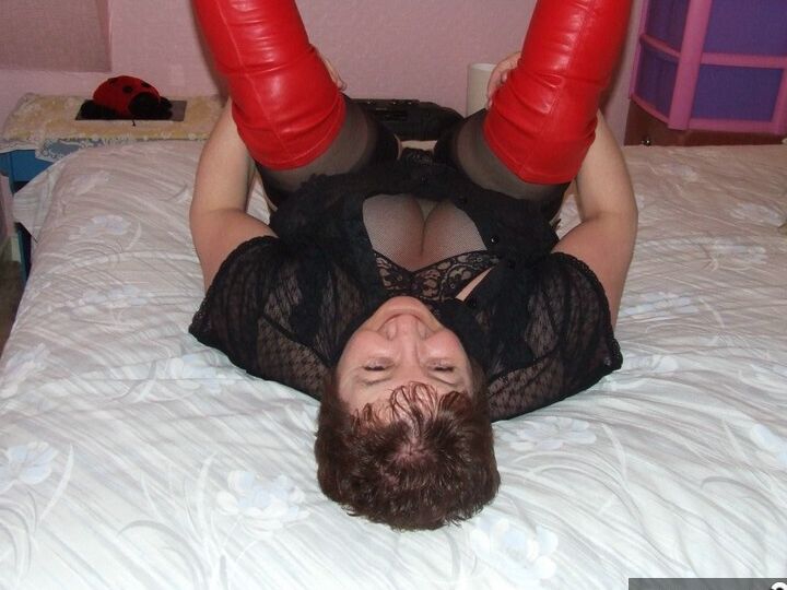20P Mulher madura e rechonchuda Kinky Carol fica nua com meias e botas acima do joelho