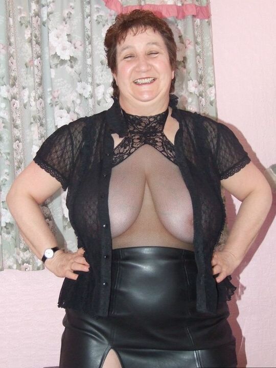 20P Mulher madura e rechonchuda Kinky Carol fica nua com meias e botas acima do joelho