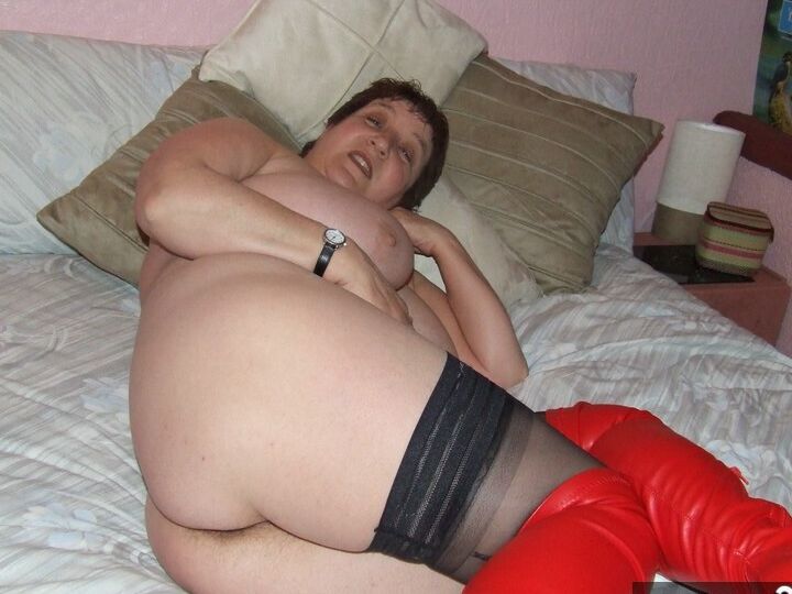 20P Mulher madura e rechonchuda Kinky Carol fica nua com meias e botas acima do joelho