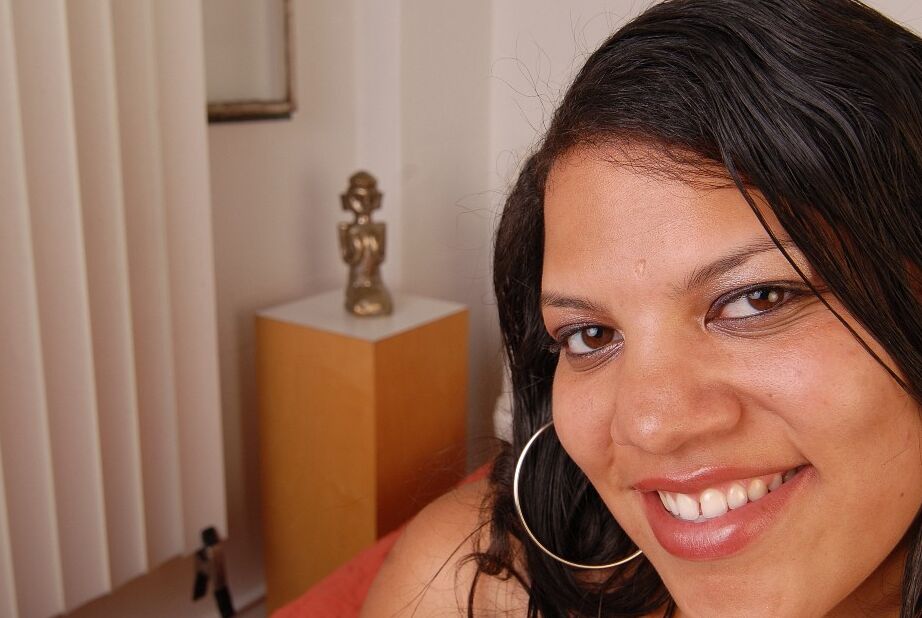 16P Fatty LadySpice nos muestra sus grandes tetas picantes y su bonito coño