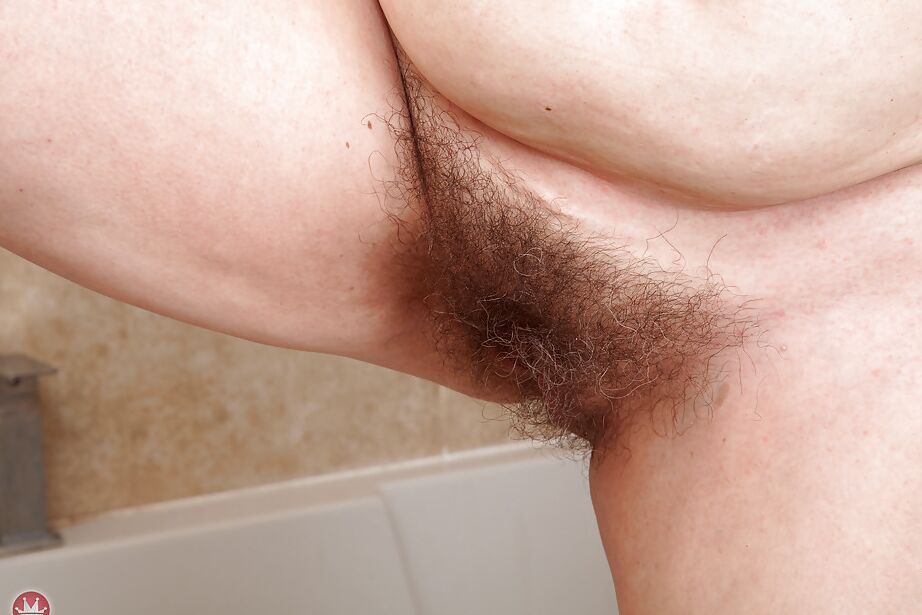 16P Madura de pelo corto Christina X mostrando su gran culo blanco en la bañera