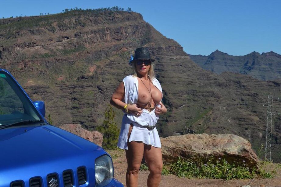 20P Reife Amateurin Nackte Chrissy entblößt sich während eines Offroad-Abenteuers