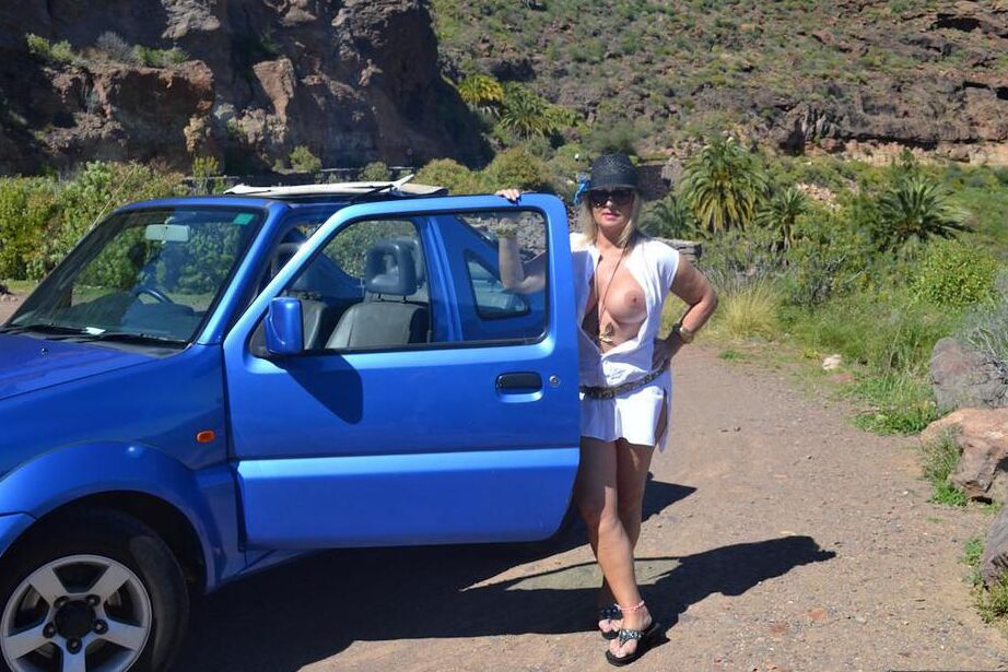 20P Reife Amateurin Nackte Chrissy entblößt sich während eines Offroad-Abenteuers