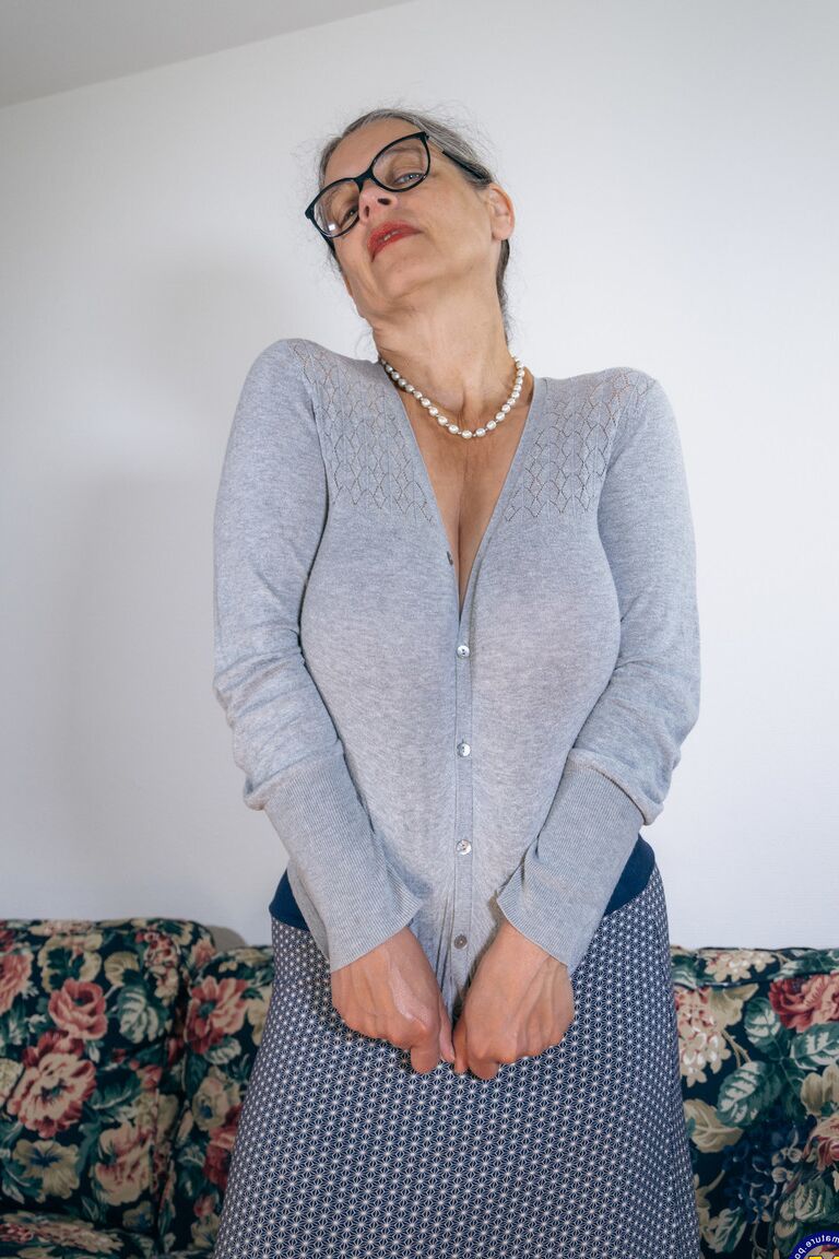 11P Busty Tina adora brincar com seus peitos grandes e sua buceta peluda