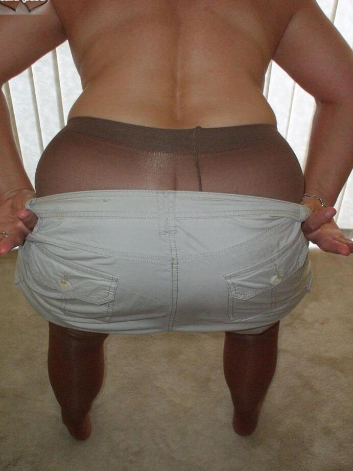 20P Busty Bliss amadora de meia-idade exibe seus seios bronzeados em meia-calça