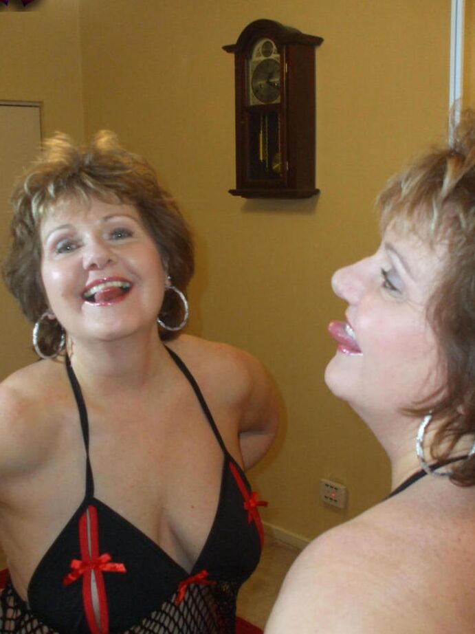 20P Die ältere Amateurin Busty Bliss entblößt ihre schönen Titten vor einem BJ auf den Knien