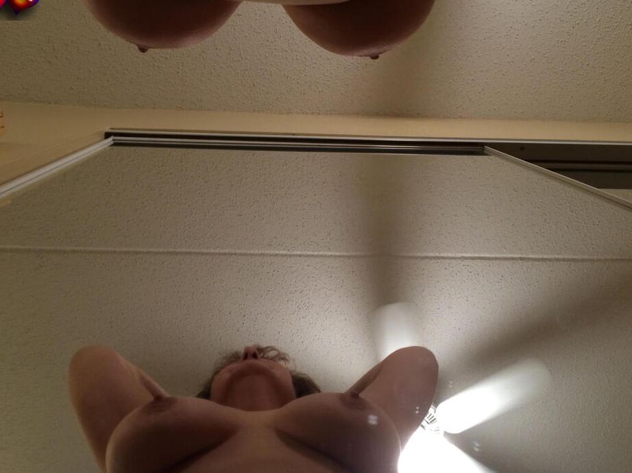 20P Die ältere Amateurin Busty Bliss entblößt ihre schönen Titten vor einem BJ auf den Knien