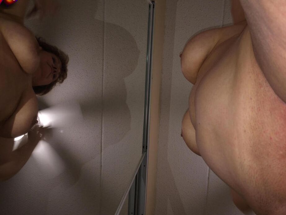 20P Die ältere Amateurin Busty Bliss entblößt ihre schönen Titten vor einem BJ auf den Knien