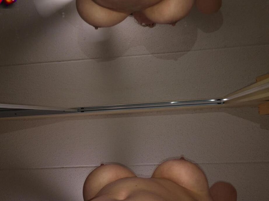 20P Die ältere Amateurin Busty Bliss entblößt ihre schönen Titten vor einem BJ auf den Knien