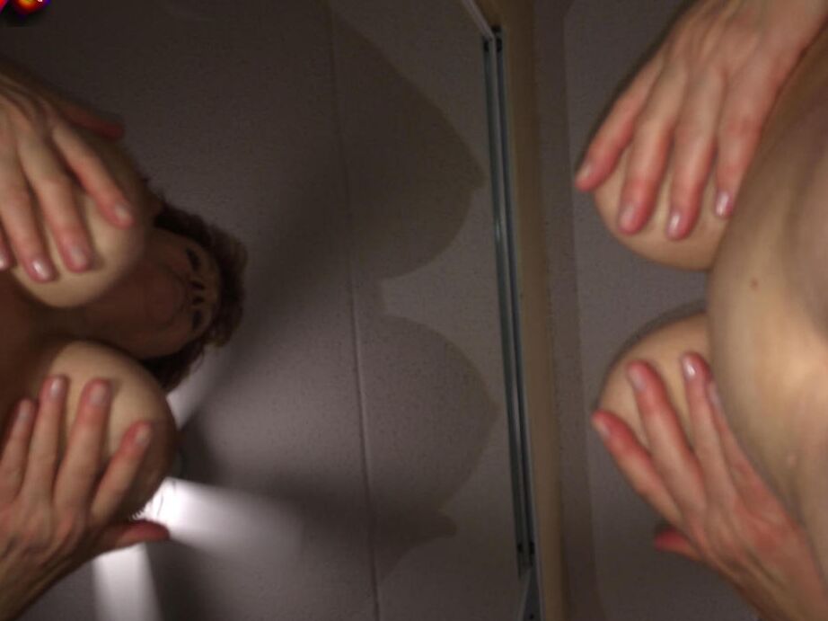 20P Die ältere Amateurin Busty Bliss entblößt ihre schönen Titten vor einem BJ auf den Knien