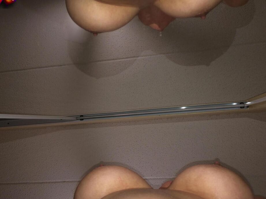20P Die ältere Amateurin Busty Bliss entblößt ihre schönen Titten vor einem BJ auf den Knien