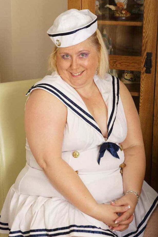 20P Loira BBW Lexie Cummings brinca com sua buceta furada em um uniforme de marinheiro