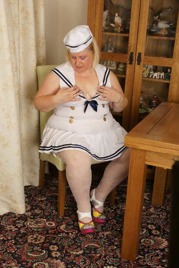 20P Loira BBW Lexie Cummings brinca com sua buceta furada em um uniforme de marinheiro