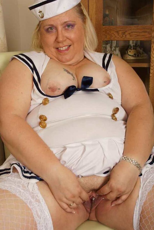20P Loira BBW Lexie Cummings brinca com sua buceta furada em um uniforme de marinheiro
