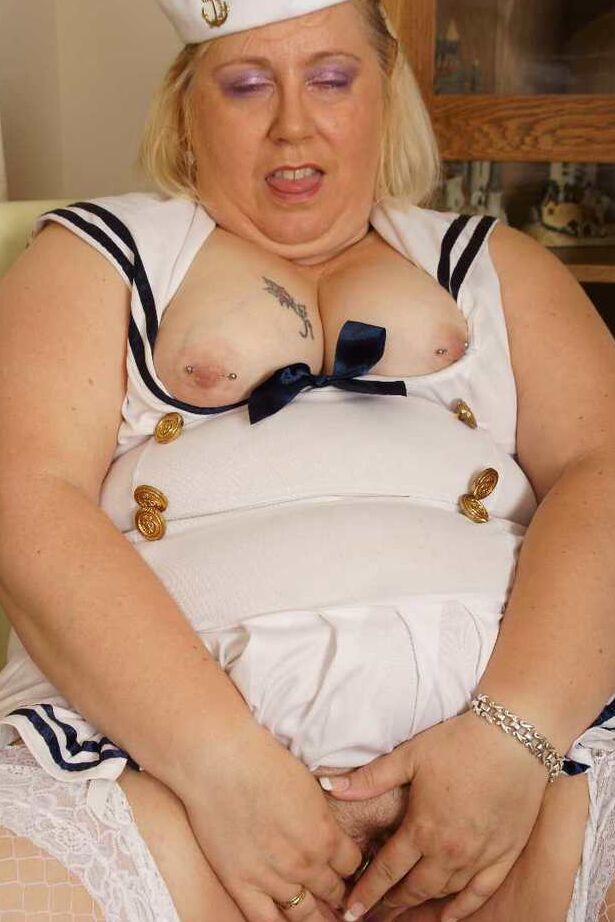 20P Loira BBW Lexie Cummings brinca com sua buceta furada em um uniforme de marinheiro