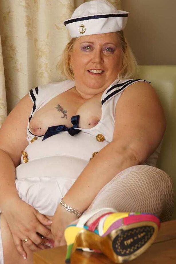 20P Loira BBW Lexie Cummings brinca com sua buceta furada em um uniforme de marinheiro