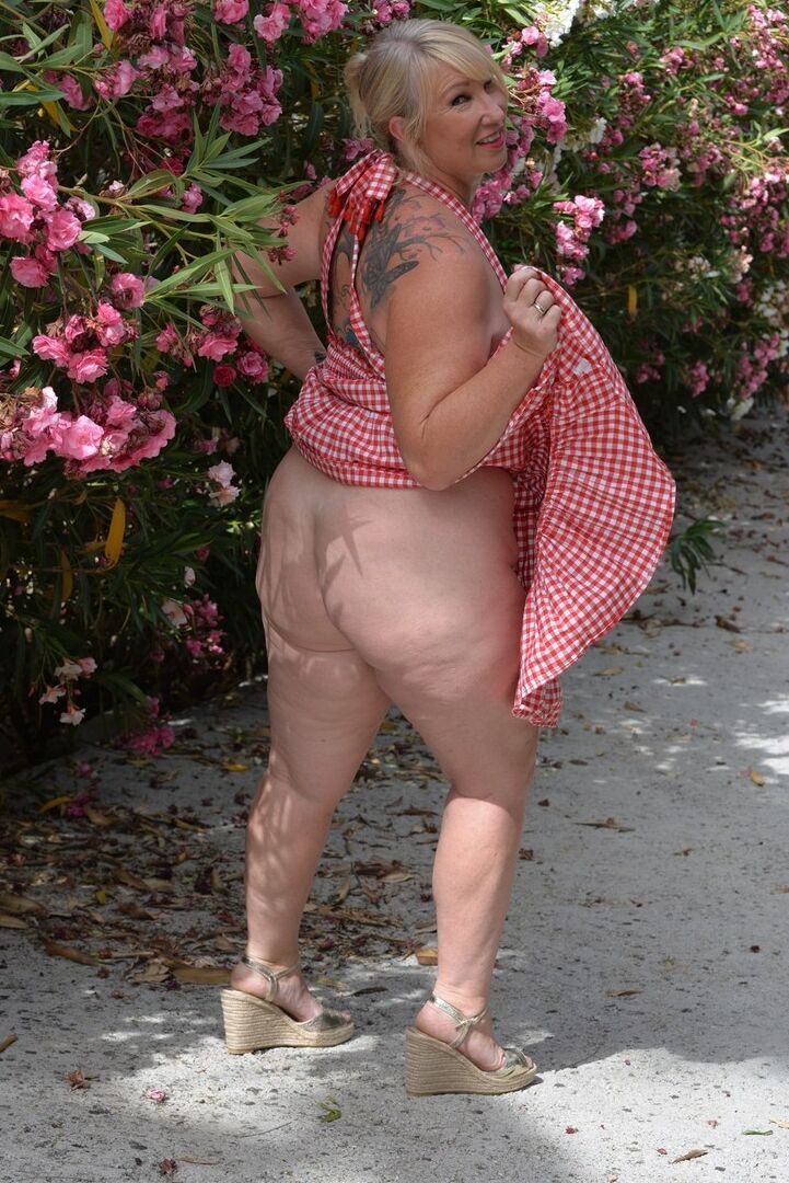16P A loira gorda e madura Melody brinca com seus peitos enormes em um jardim de rosas