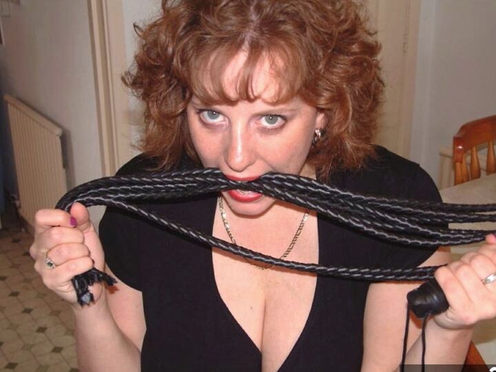 20P L'amatrice britannique Curvy Claire enfonce une banane dans son trou du cul pendant un jeu de chatte