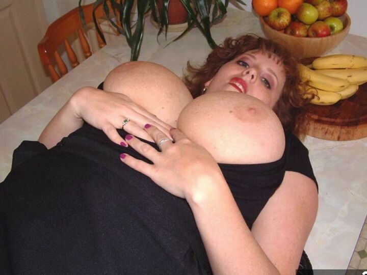 20P L'amatrice britannique Curvy Claire enfonce une banane dans son trou du cul pendant un jeu de chatte