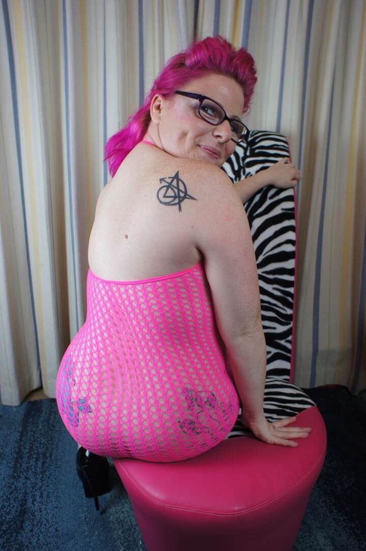 16P La tatuada Mollie Foxxx se toca las tetas y el coño calvo con las gafas puestas
