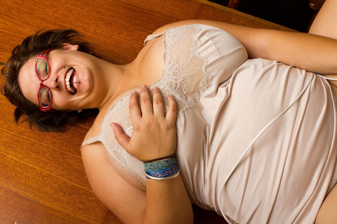 17P La tetona Betty H se masturba su coñito graso con un vibrador en el suelo