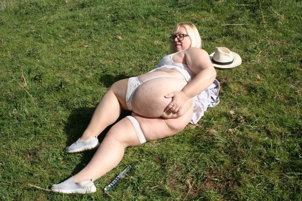 16P Fat UK amadora Lexie Cummings mostra sua bunda grande e buceta perfurada em um campo