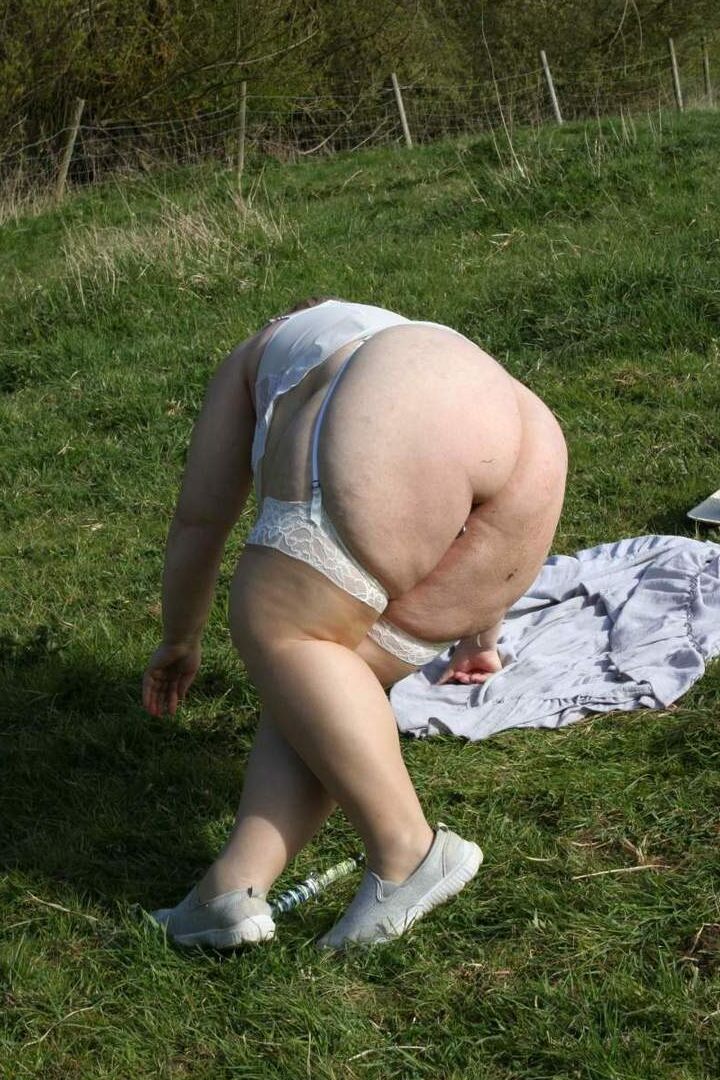 16P Fat UK amadora Lexie Cummings mostra sua bunda grande e buceta perfurada em um campo