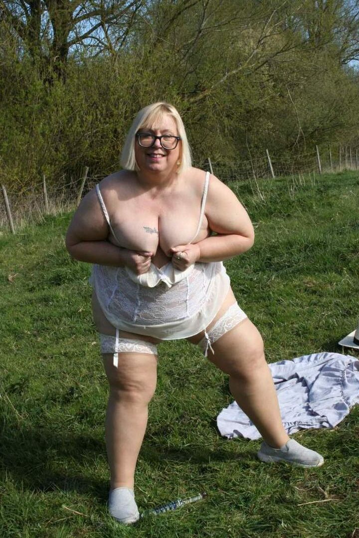 16P Fat UK amadora Lexie Cummings mostra sua bunda grande e buceta perfurada em um campo