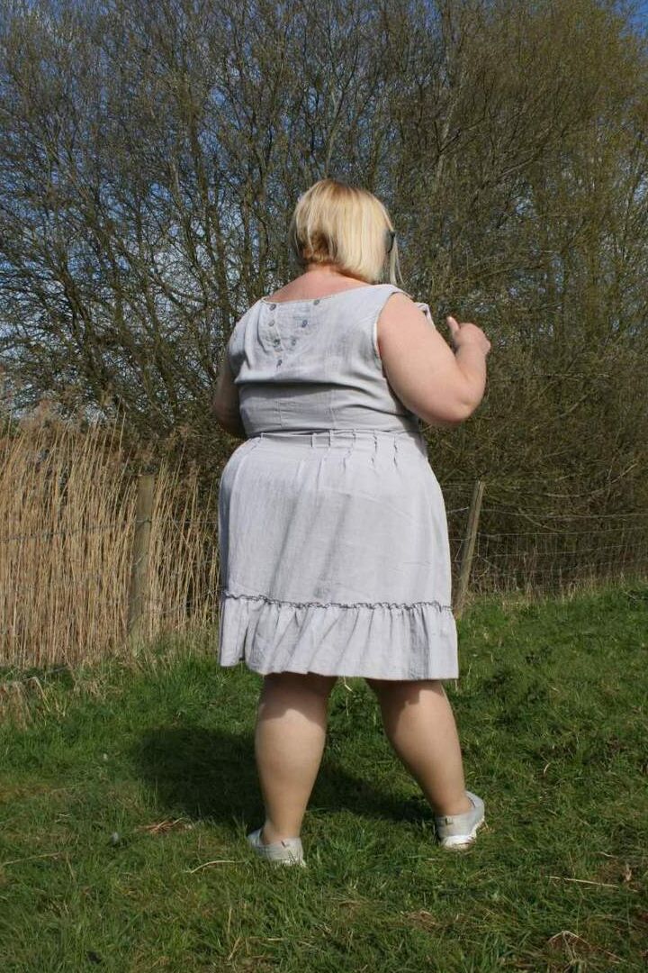 16P Fat UK amadora Lexie Cummings mostra sua bunda grande e buceta perfurada em um campo