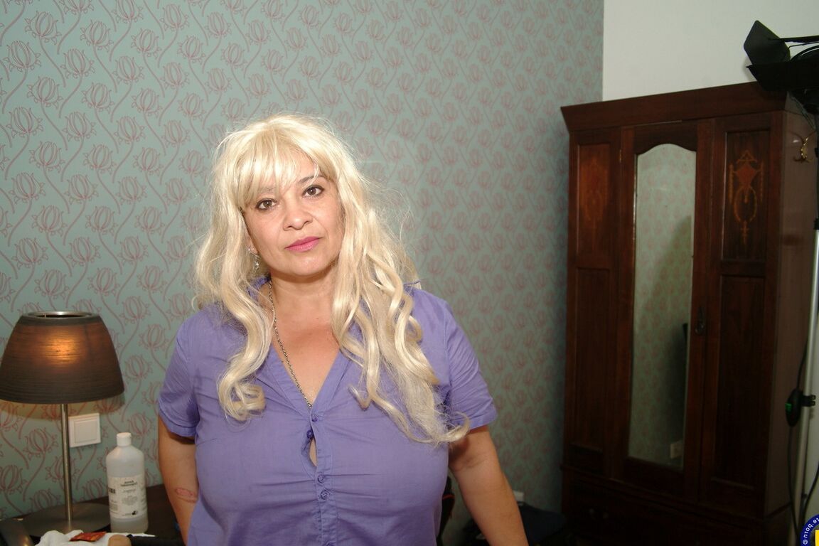 21P Maduro BBW Tina libera grandes peitos naturais e brinca com sua buceta gorda