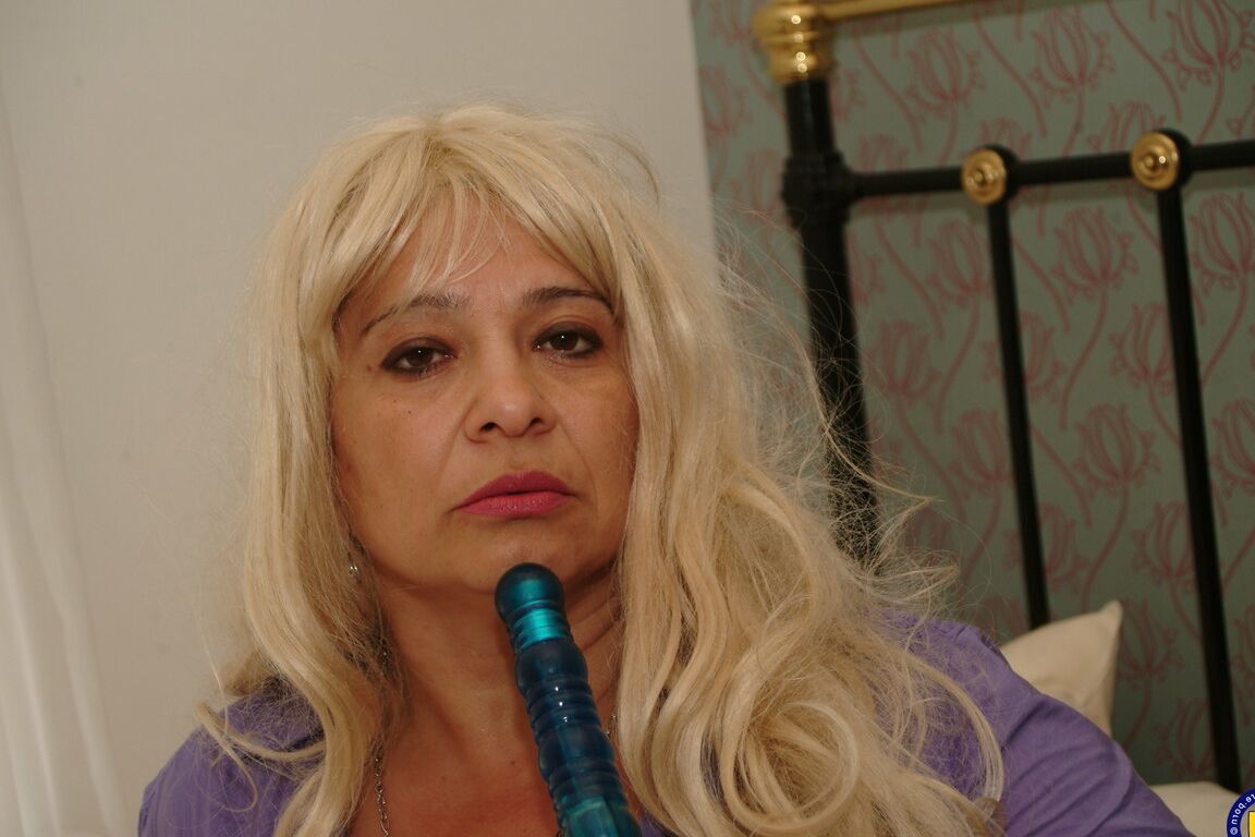 21P Maduro BBW Tina libera grandes peitos naturais e brinca com sua buceta gorda