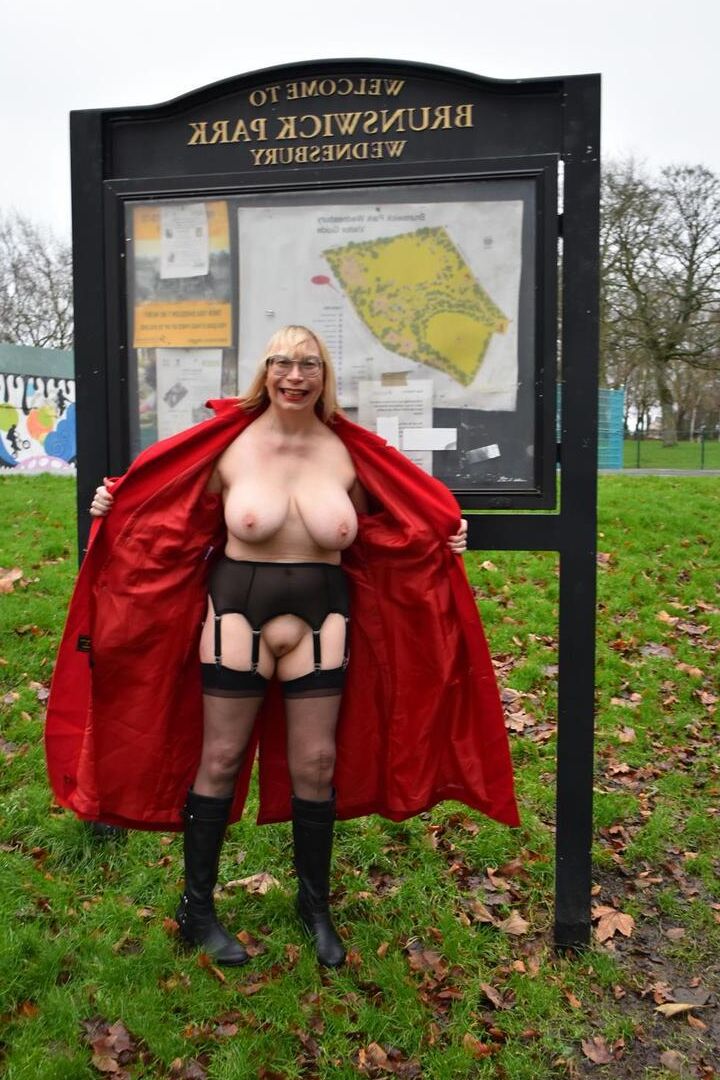 16P La exhibicionista rubia mayor Barby Slut se expone en un parque público