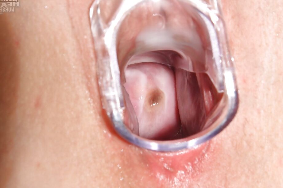 16P Enfermeira madura gorda com jarros grandes lambendo os mamilos e brincando com sua vulva