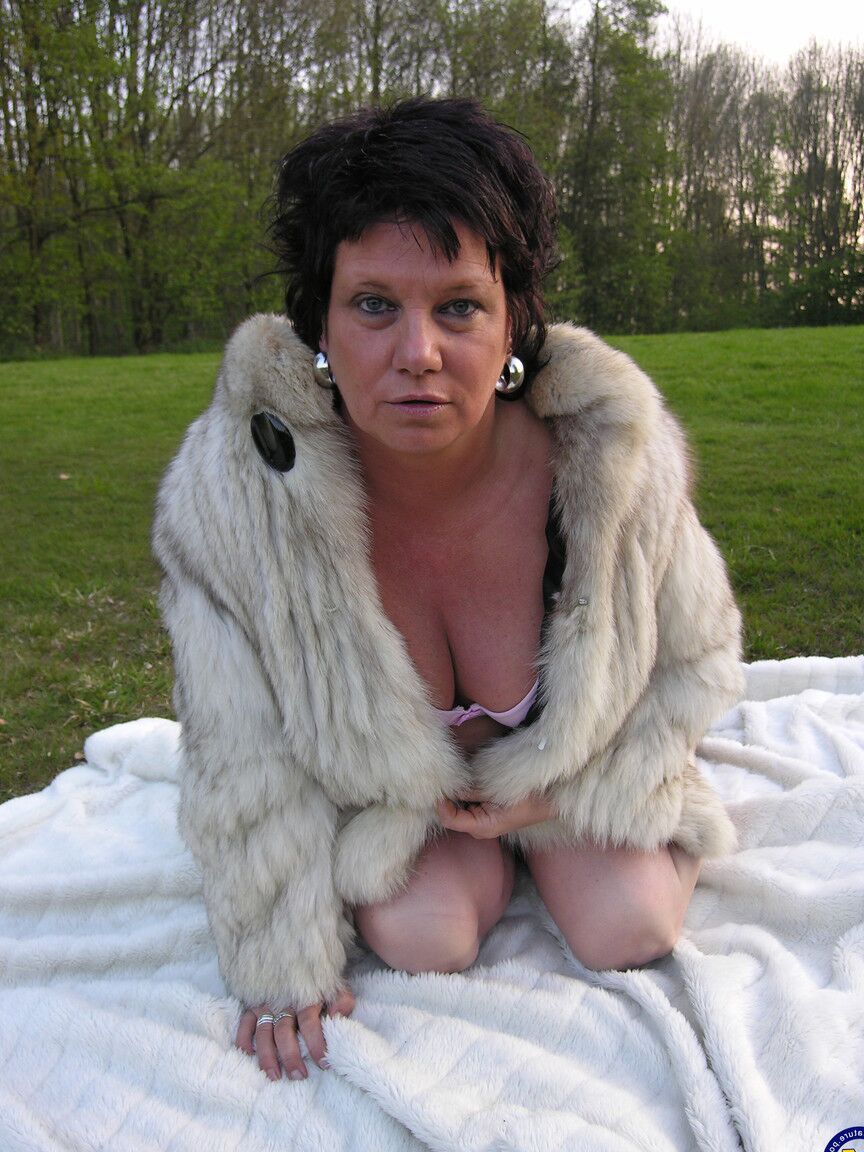21P A dona de casa holandesa Pattie revelando seus peitos suculentos e dedilhando sua buceta madura
