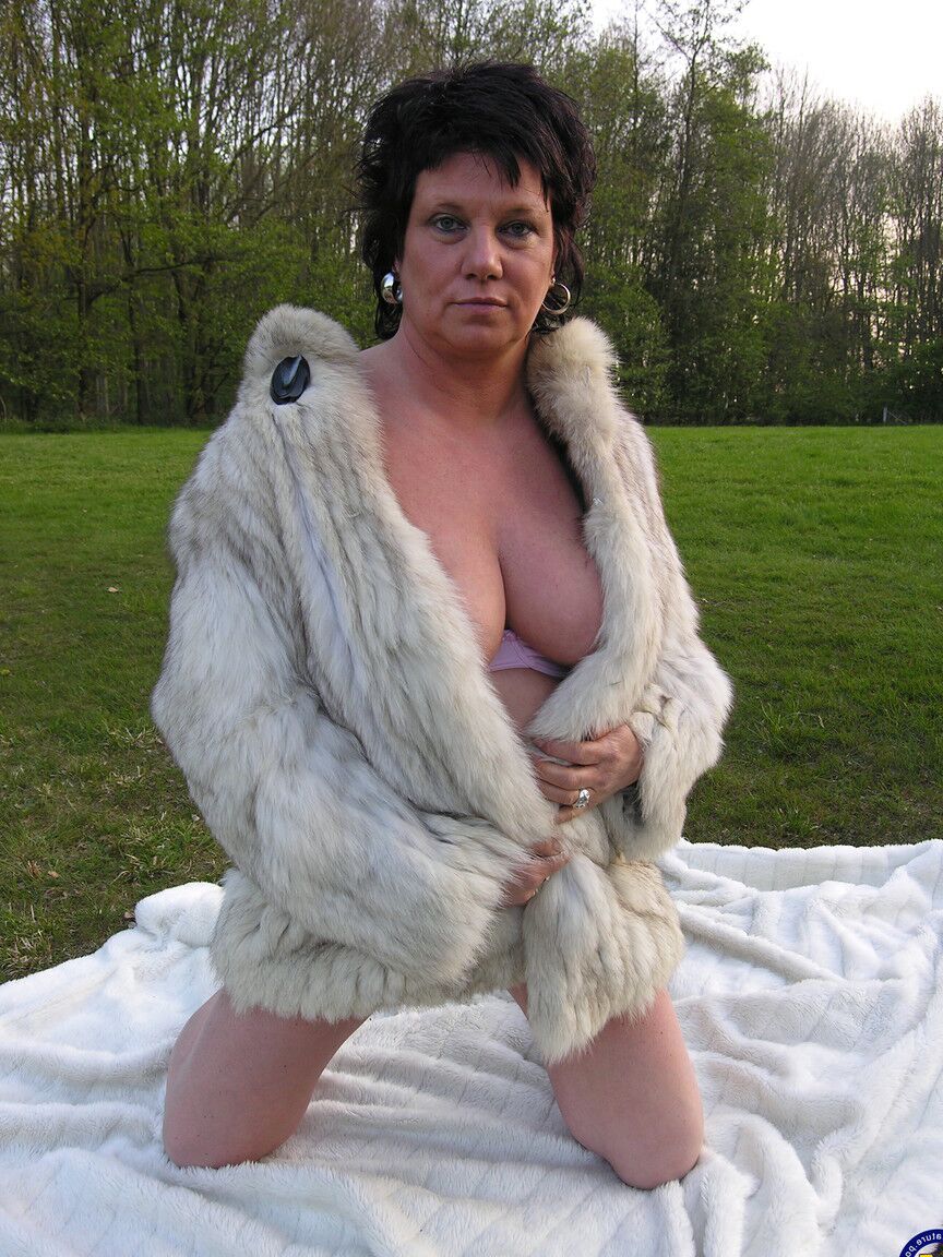21P A dona de casa holandesa Pattie revelando seus peitos suculentos e dedilhando sua buceta madura