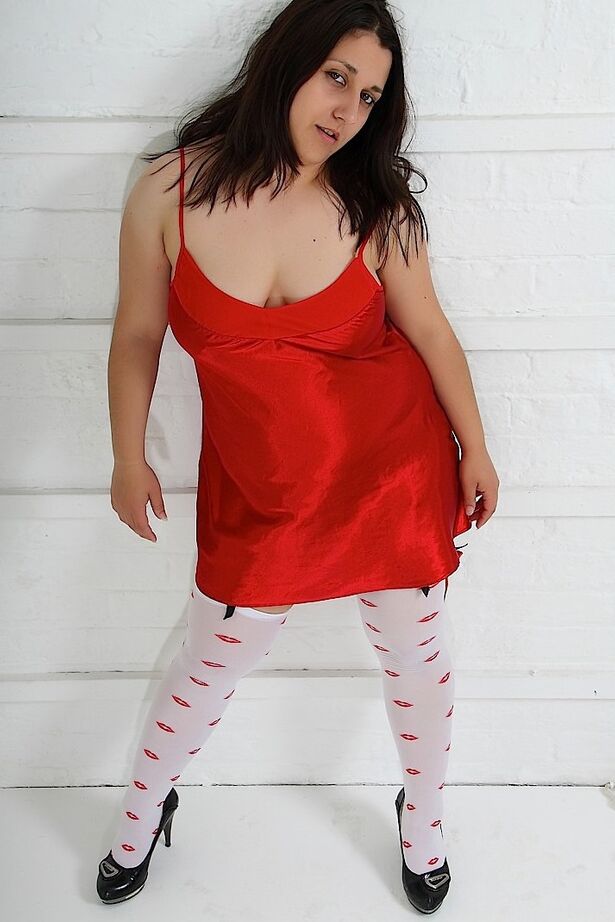 20P Amadora excitada MILF Kimberly Scott mostra seus peitos grandes enquanto se masturba