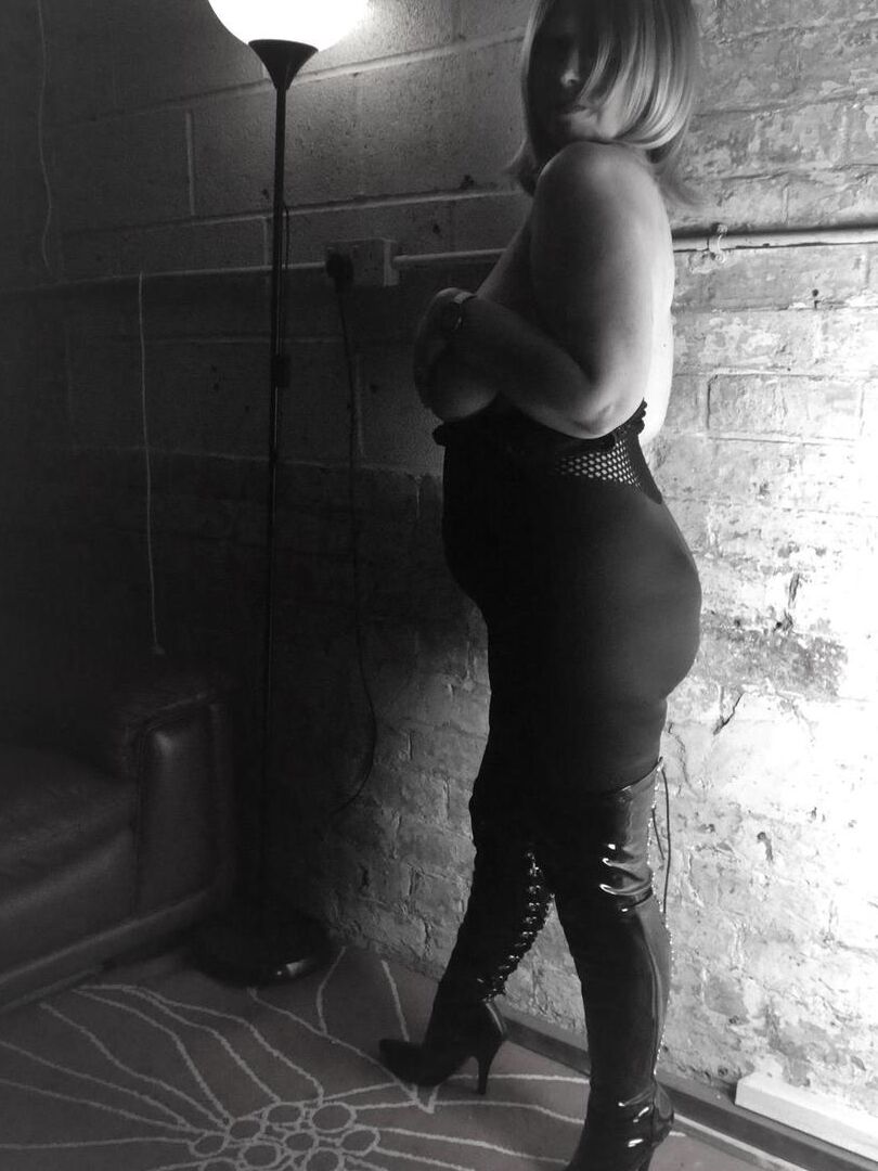 20P Madura amateur Posh Sophia pierde sus grandes tetas con botas de látex OTK