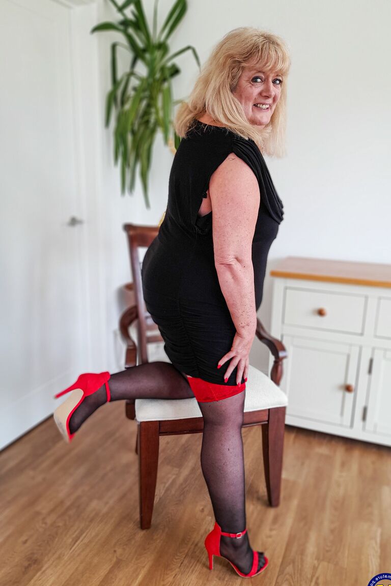 21P Madura gorda Nicola Hotwife desnudándose hasta quedar en lencería y masturbándose