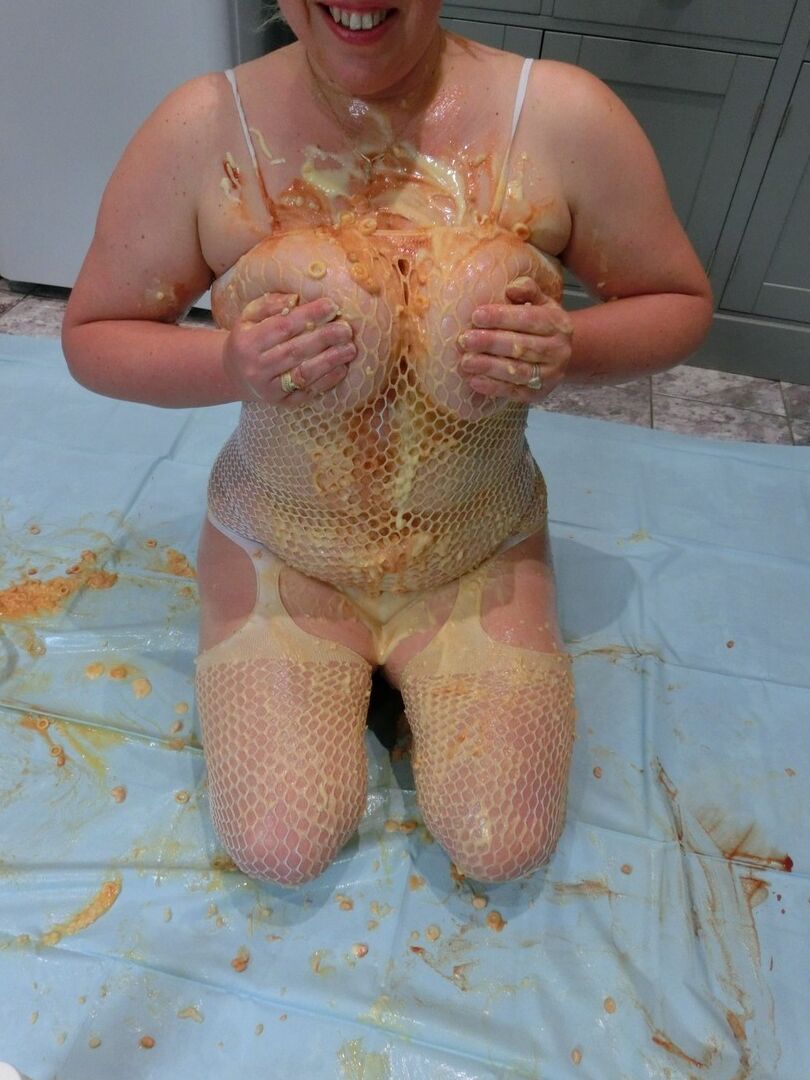 16P Madura amateur Barby cubre su cuerpo con sobrepeso con productos alimenticios