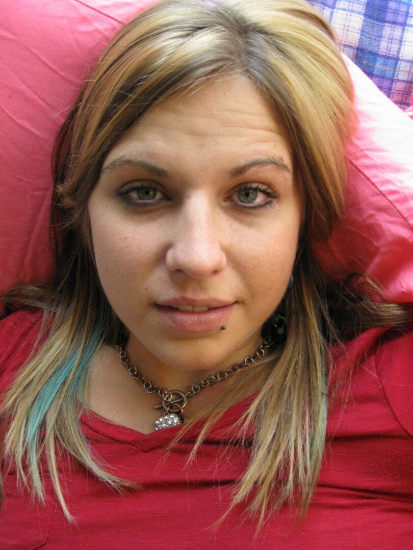 21P Gordinha amadora loira Roxy Blue se masturba