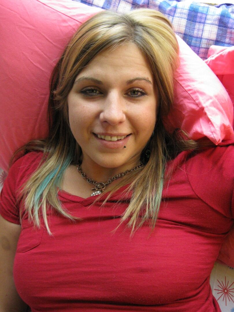 21P Gordinha amadora loira Roxy Blue se masturba
