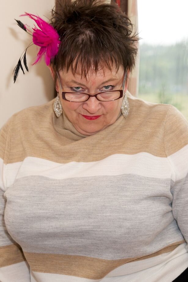 20P Dame mature obèse, Warm Sweet Honey, déchire ses collants avec ses lunettes