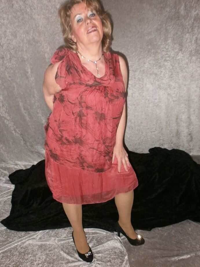 20P Madura amateur caro expone sus bragas bajo la falda mientras usa pantimedias