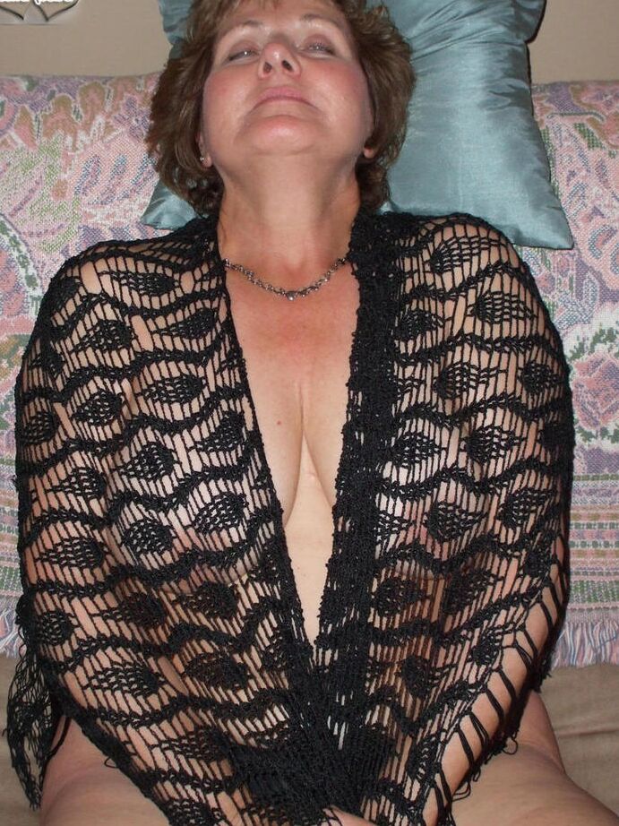 Die 20P alte Frau Busty Bliss entblößt ihre Brüste vor einer POV-Schwanzvergnügungssitzung