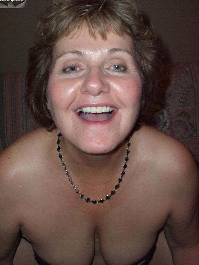 Die 20P alte Frau Busty Bliss entblößt ihre Brüste vor einer POV-Schwanzvergnügungssitzung