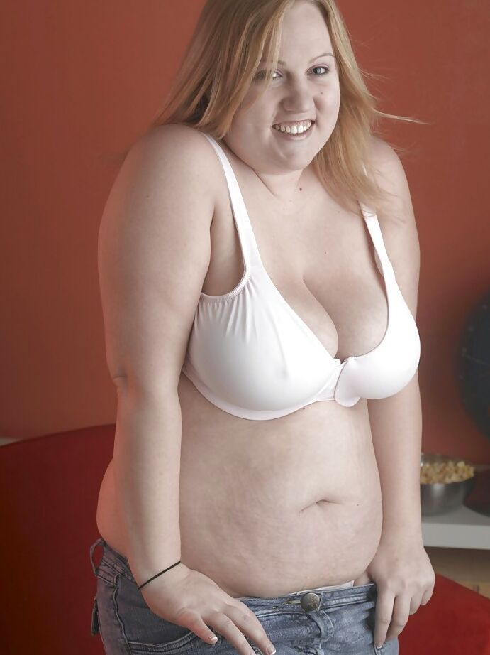 16P Fatty babe with big tits Ann North stripping and posing naked