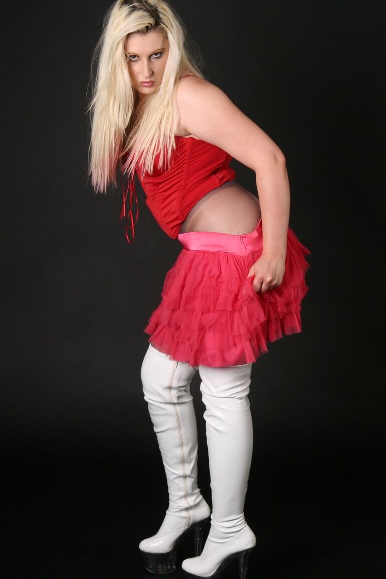 16P La blonde Avengelique enlève sa jupe tout en portant des collants transparents